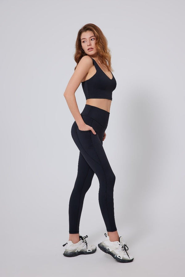Woman wearing a #black athletic outfit 