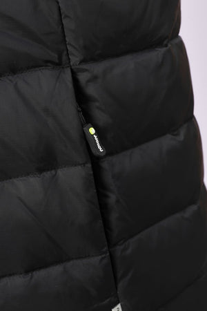 Close-up of a black puffer jacket with horizontal quilting and a small black zipper pull featuring a yellow-green dot and white 'ANNIOU' branding.