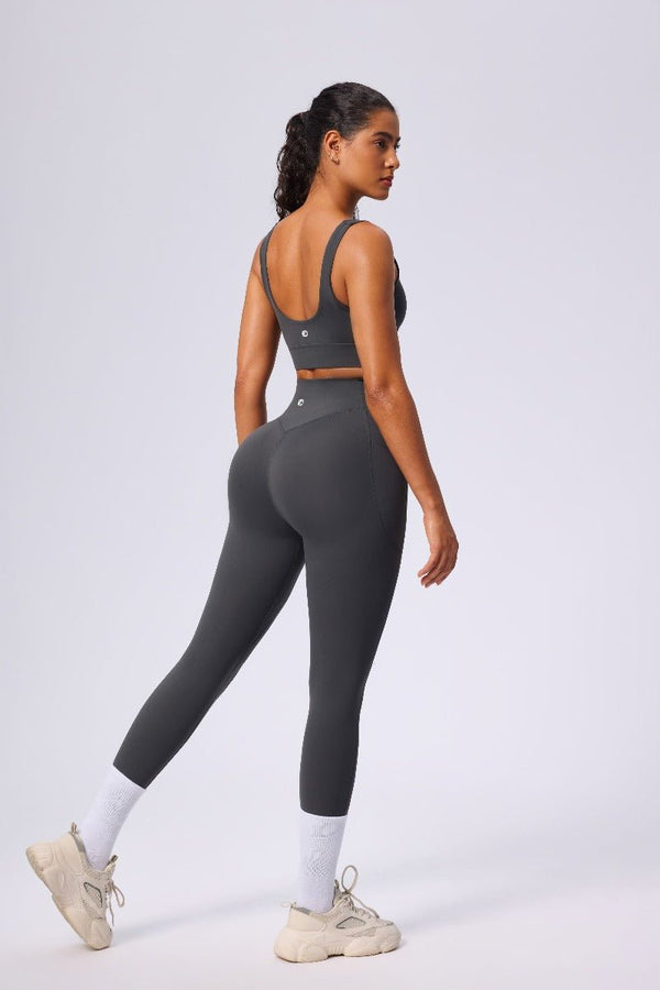 Woman wearing a #gray athletic outfit with a sports bra and butt lift leggings by Anniou