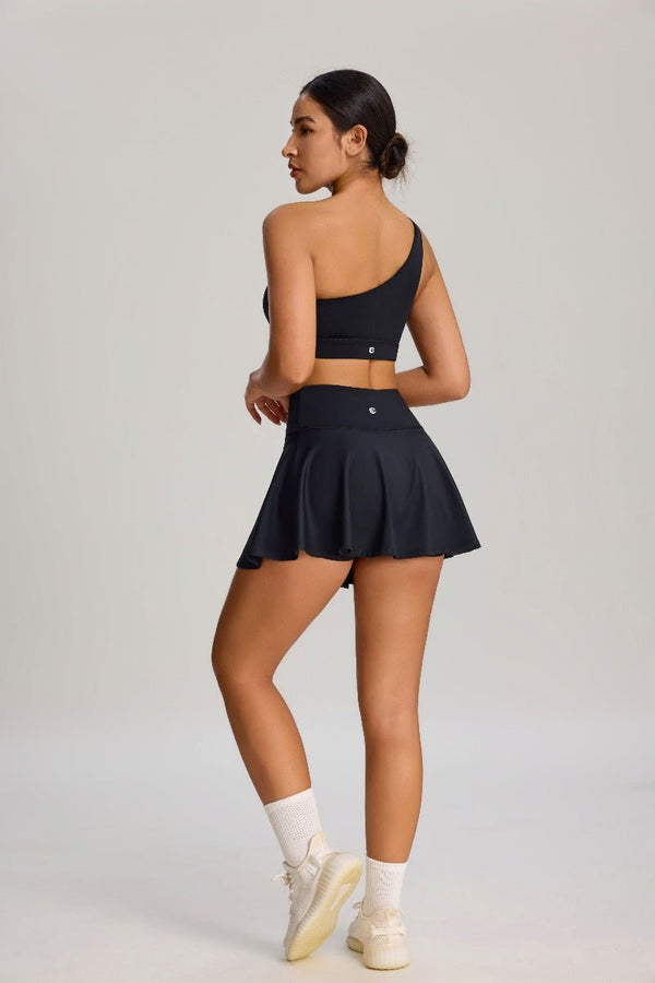 #black one-shoulder sports bra and skirt by Anniou