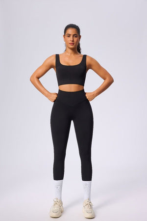 #black sports bra and sports leggings by Anniou