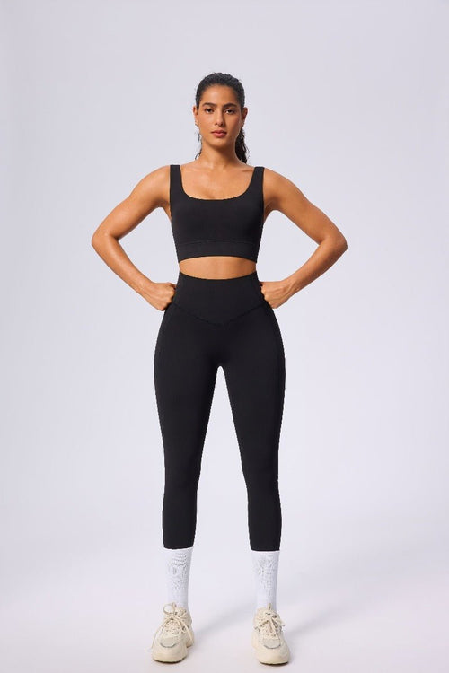 #black sports bra and sports leggings by Anniou