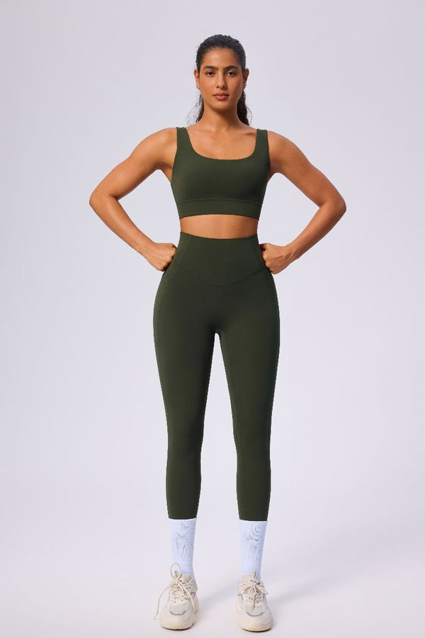 Woman wearing #green sports bra and leggings 