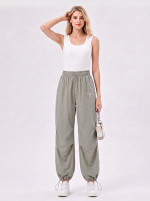 can switch freely between wide-leg loose fit and tapered jogger style.