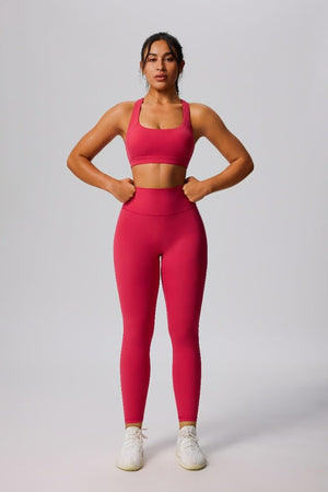 Woman wearing a #pink sports bra and leggings 