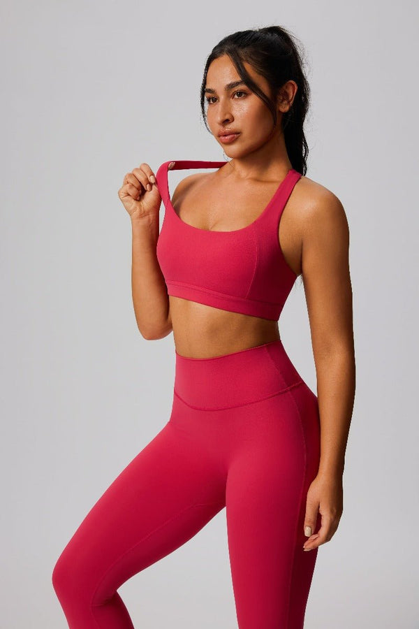 Woman wearing a #pink sports bra and leggings 4 way stretch